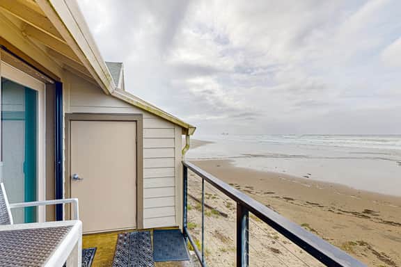 Rock Creek Inn condo on beach with ocean view balcony walk to shops and dining - Image 3