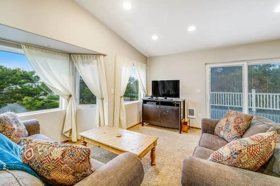 Dog friendly Home with Deck and Enclosed Yard Near Beach Access - Image 4