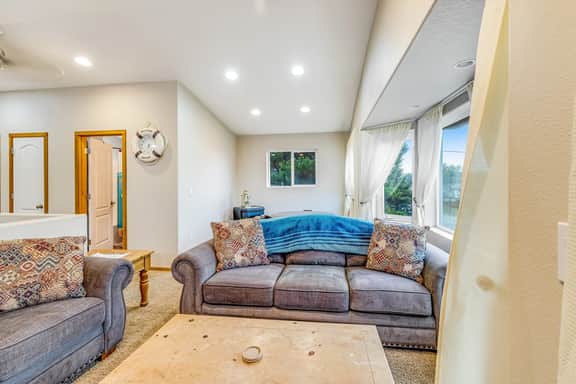 Dog friendly Home with Deck and Enclosed Yard Near Beach Access - Image 3