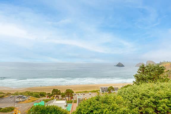 Beautiful and dog friendly ocean views with a private patio - Image 3