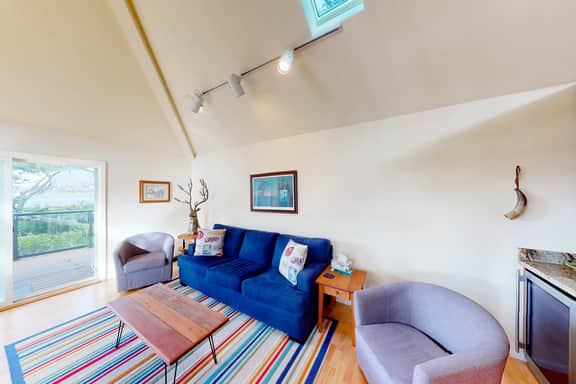 Dog-Friendly Bayfront Escape w/ hot tub, decks & beach access - Image 4