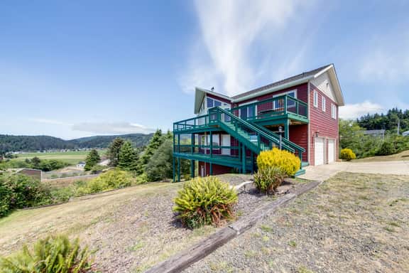 Bright and open hillside home with sprawling ocean views - Image 4