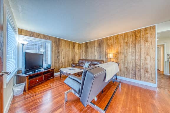 Dog Friendly Beach Escape with a Prime Seaside Location and Room for a Family - Image 2