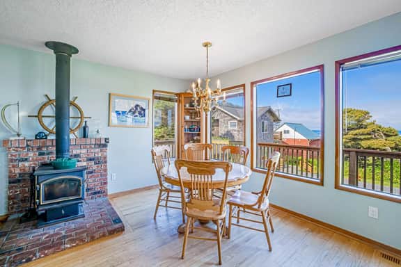 Dog friendly oceanview home one block to beach - Image 5