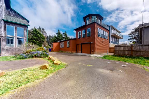 Lighthouse Inspired Home with Ocean Views Gas Fireplace Fast WiFi 2 Dogs OK - Image 3