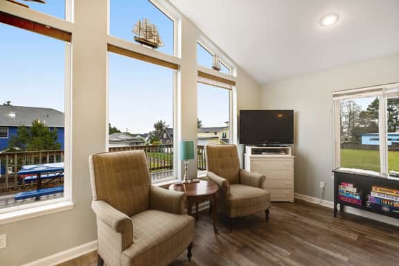 Spacious House with Partial Ocean Views Quiet Location and Two Living Rooms - Image 4