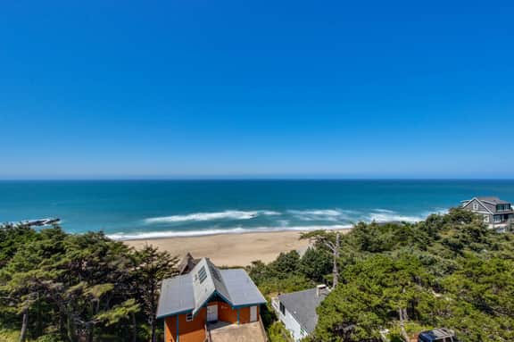 Upper Level Oceanview Studio Near the Beach Free WiFi Dogs Welcome - Image 4
