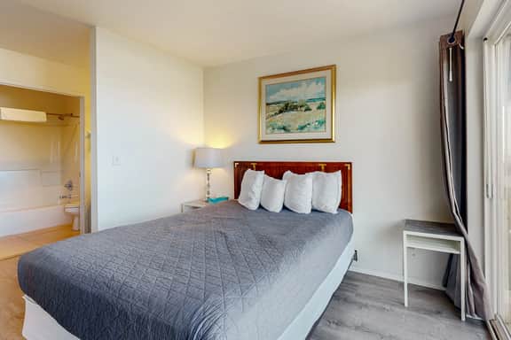 Upper Level Oceanview Studio Near the Beach Free WiFi Dogs Welcome - Image 5