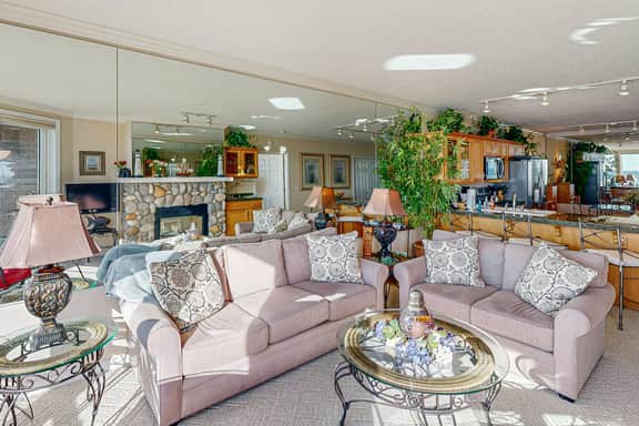 Luxury Waterfront Condo with Shared Hot Tub Pool and Ocean Views - Image 5