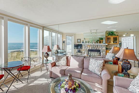 Luxury Waterfront Condo with Shared Hot Tub Pool and Ocean Views - Image 4