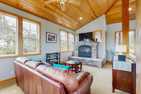 Dog friendly Neskowin Village home with ocean views private hot tub and patio - Image 4
