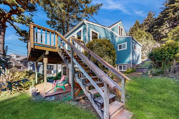 Charming home with wonderful ocean views ping pong game room WiFi decks - Image 3