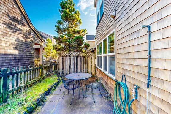 Coastal home walking distance to the beach with outdoor shower and fireplace - Image 2