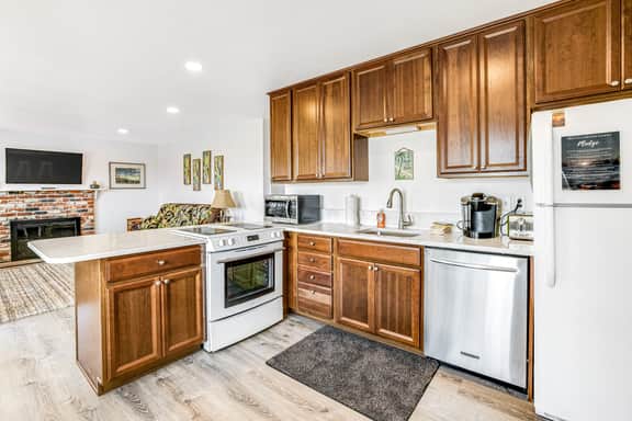Oceanfront home with sunny deck WiFi and washer dryer - Image 5