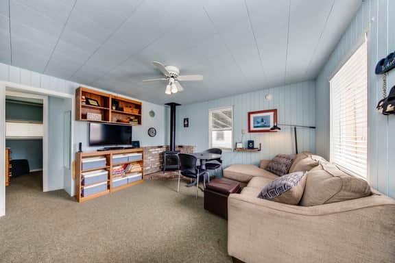 Cottage near the beach perfect for a couple with deck grill and fireplace - Image 2