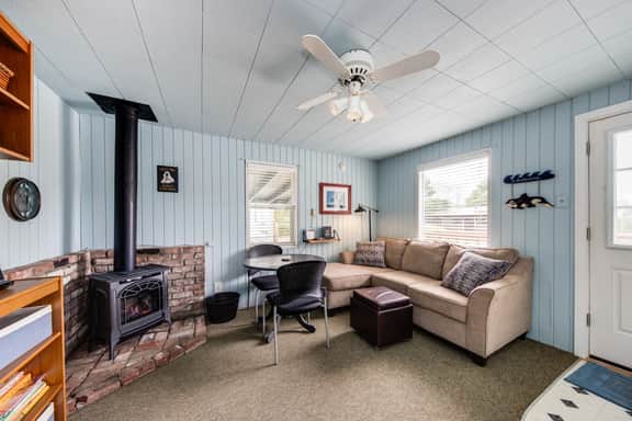 Cottage near the beach perfect for a couple with deck grill and fireplace - Image 4