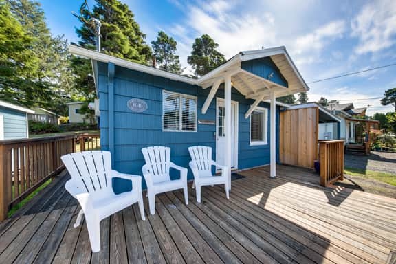 Cottage near the beach perfect for a couple with deck grill and fireplace - Image 3