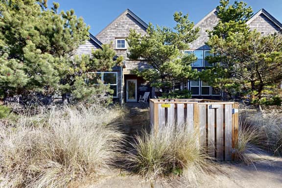 Modern family friendly beach house walk to the ocean with bikes dogs OK - Image 3