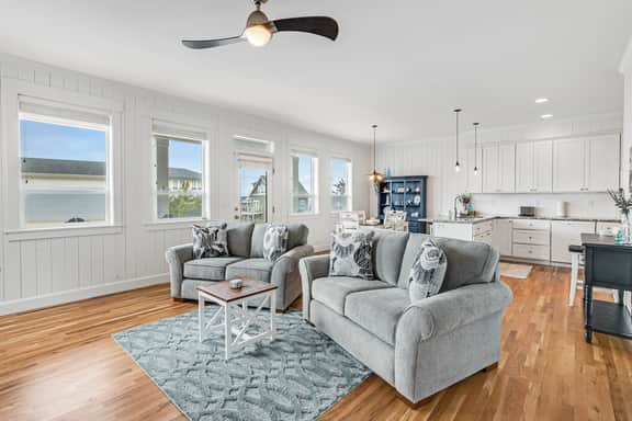 Oceanview home with WiFi washer dryer gas fireplace balcony - Image 3