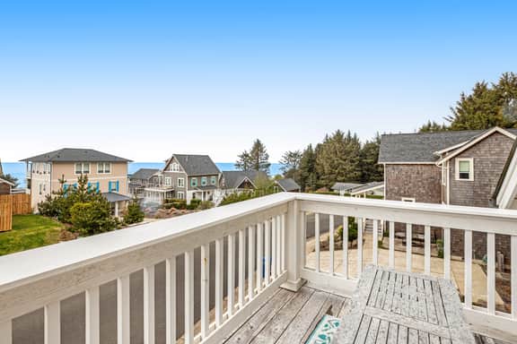 Oceanview home with WiFi washer dryer gas fireplace balcony - Image 2