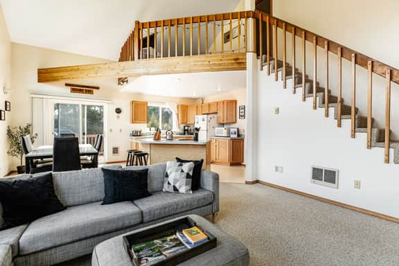 Lake view getaway steps from beach with WiFi and private washer dryer - Image 5