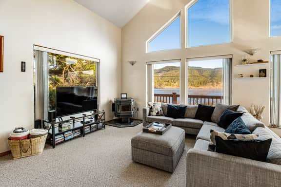 Lake view getaway steps from beach with WiFi and private washer dryer - Image 3