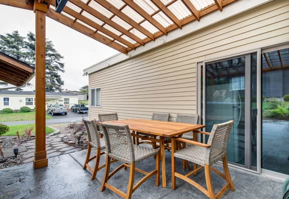 Snazzy home near the beach with private hot tub patio and grill - Image 5