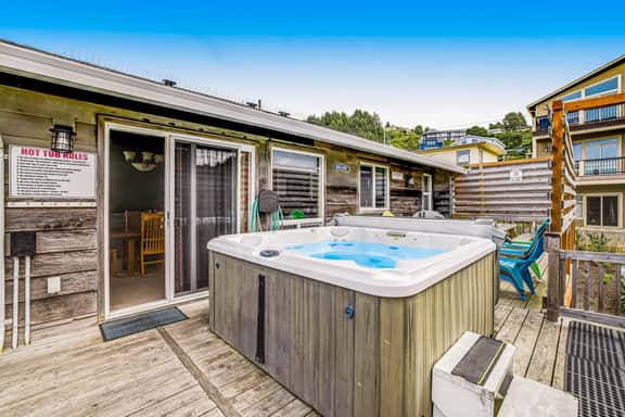 Spacious Coastal Retreat Walk to Beach with Hot Tub and Dog Friendly - Image 3