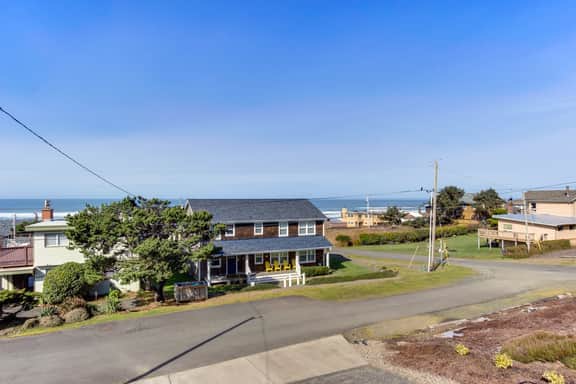 Spacious Coastal Retreat Walk to Beach with Hot Tub and Dog Friendly - Image 2