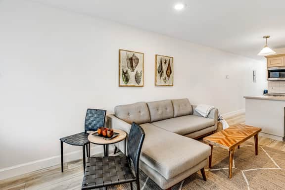 Vibrant polished condo with oceanfront views patio and with easy beach access - Image 5