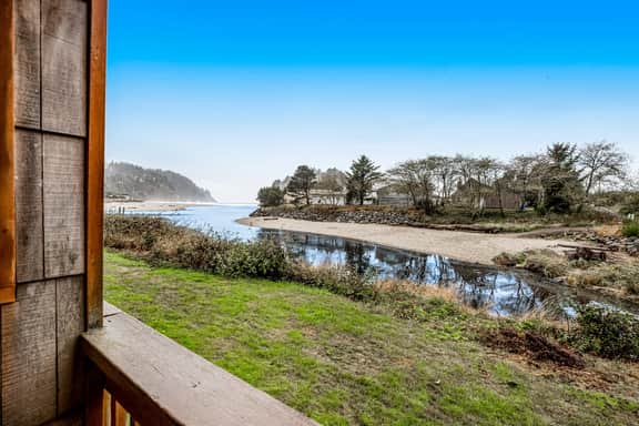 Vibrant polished condo with oceanfront views patio and with easy beach access - Image 2