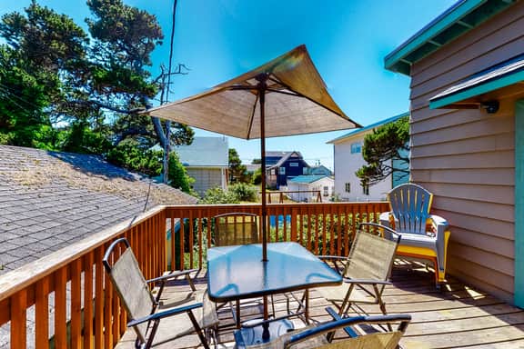 Home near the ocean with beach access washer dryer decks two dogs welcome - Image 3