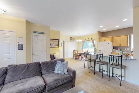 Comfortable home close to beach with deck and game room close to town - Image 3