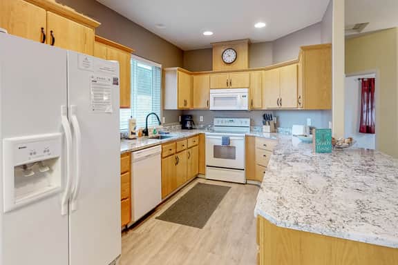 Comfortable home close to beach with deck and game room close to town - Image 5