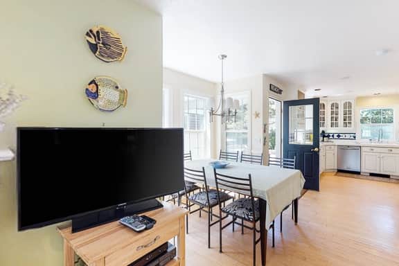 Dog friendly beach house with private hot tub free WiFi game room and ocean views - Image 5