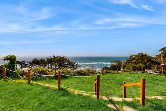 Ocean Views and Pure Luxury Await Dog Friendly Home with WiFi - Image 4