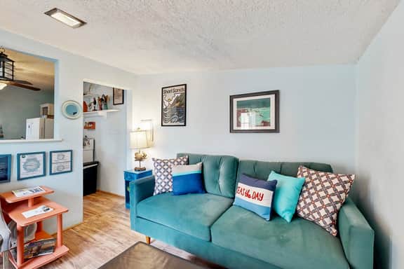 Charming house with full kitchen and yard near the beach dogs OK - Image 4