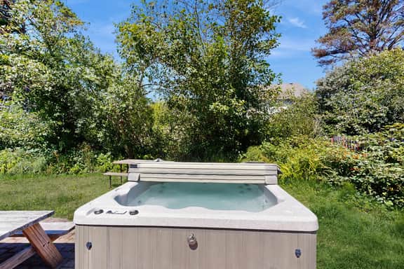 Expansive family friendly home with a private hot tub walk to the beach - Image 2