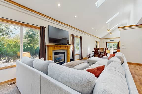 Expansive family friendly home with a private hot tub walk to the beach - Image 5