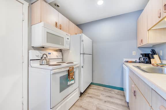 Two Dog Friendly Studios with Full Kitchen and Kitchenette Walk to the Beach - Image 3