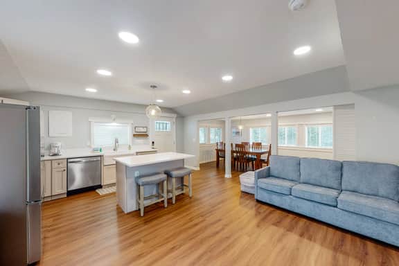 Renovated dog friendly cottage with a covered porch deck yard and washer dryer - Image 2