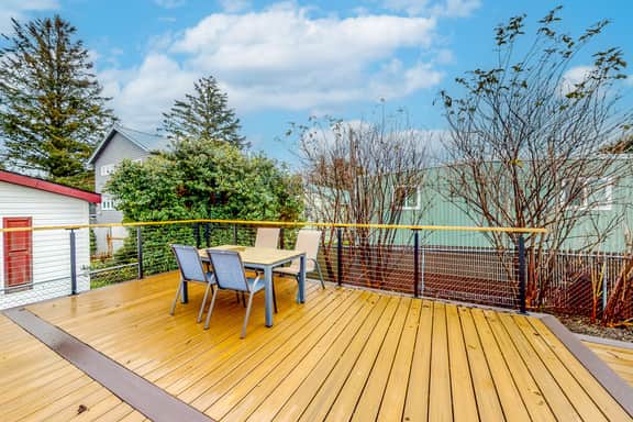 Renovated dog friendly cottage with a covered porch deck yard and washer dryer - Image 5