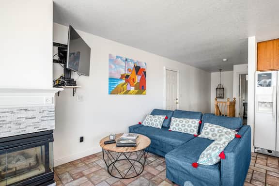 Waterfront dog friendly home a few steps from the beach with hot tub - Image 2