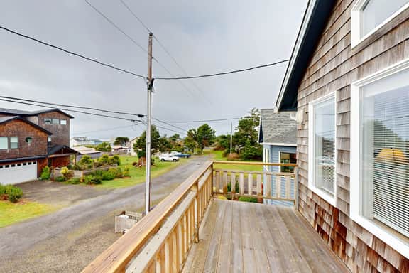 Cozy coastal home with deck ocean views and firepit 4 blocks to beach - Image 3