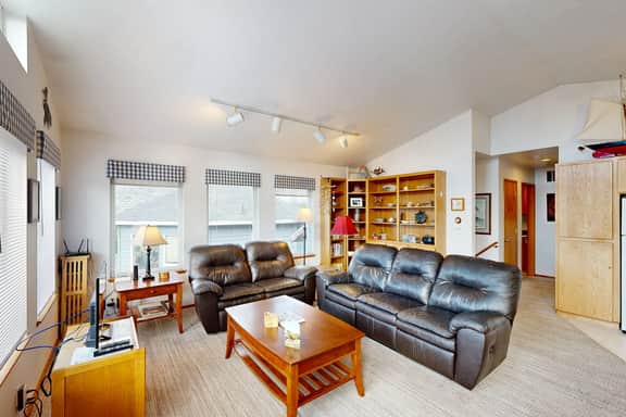 Cozy coastal home with deck ocean views and firepit 4 blocks to beach - Image 4