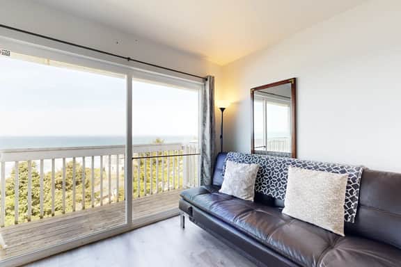Dog Friendly Studio with Ocean Views WiFi Short Walk to the Beach - Image 4