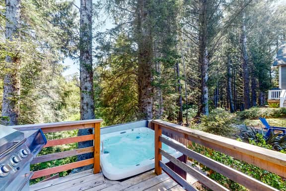 Wonderful coastal escape in the trees with private hot tub and fast WiFi dogs OK - Image 3