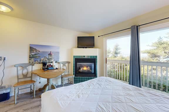 Lower Level Dog Friendly Studio with Ocean Views and Free WiFi Walk to Beach - Image 4