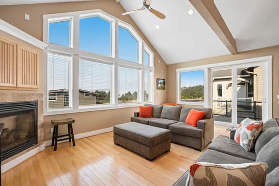 Dog friendly beach home ideal for entertaining with 2 fireplaces and great kitchen - Image 2