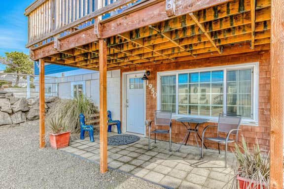 Ground floor condo 1 block from the beach with private patio dog friendly - Image 3